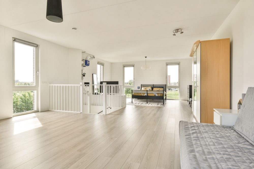 Intérieur moderne, lumineux et spacieux présentant un design minimaliste baigné de lumière naturelle