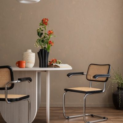 Design d'intérieur d'une salle à manger beige minimaliste avec une table et des chaises élégantes