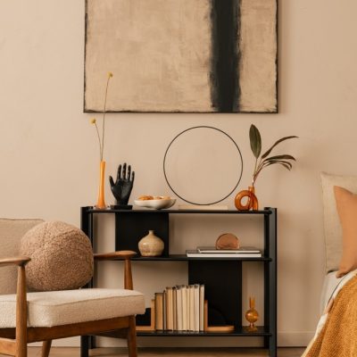 Design d'intérieur d'une chambre chaleureuse avec un cadre d'affiche maquette et un lit en bois